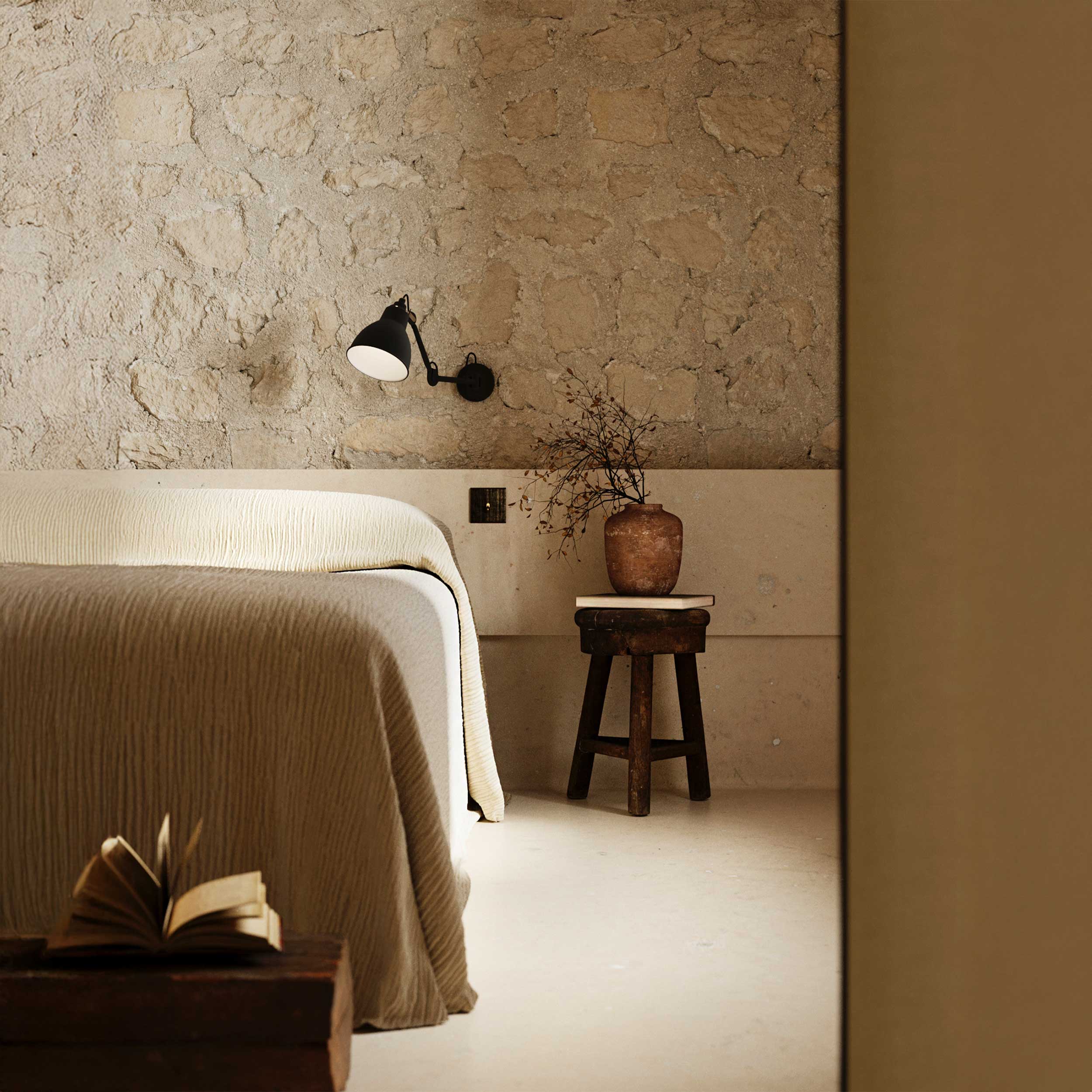 DCW éditions Lampe Gras N°204 E27 nástenné svietidlo posteľ